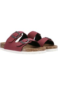 Komfortable sandaler med to brede maroon stropper, sorte metalspænder, en korkfodseng og en hvid gummisål. Åben tå-design.