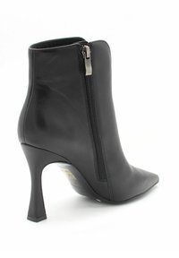 Czarne skórzane botki za kostkę z opływowym noskiem, zamkiem błyskawicznym z boku i zwężonym wysokim obcasem. Gładka tekstura z subtelnym połyskiem.