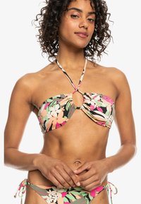 Bikini in een levendig bloemenpatroon met roze, groen en zwarte kleuren. De stof is glad met een bandeau-top en strik-zijde onderkant.