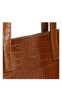 Borsa in pelle marrone con texture a coccodrillo, dotata di due manici resistenti e un logo argento impresso sul davanti.