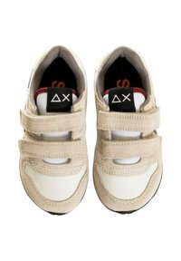 Scarpe Velcro con superiore in suede beige e sintetico bianco. Presentano un marchio nero e arancione sulla linguetta, punta tondeggiante e suola in gomma.