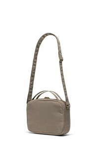 Sac bandoulière en tissu gris de forme rectangulaire, avec une fermeture éclair supérieure et une poignée courte ; doté d'une longue bandoulière réglable et d'une texture lisse.