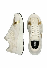 Helle beigen Sneaker mit einem Obermaterial aus Mesh und Wildleder, goldenen metallischen Akzenten, weiße Zwischensohle und schwarzem Gummi-Außensohle. Mit Schnürverschluss.