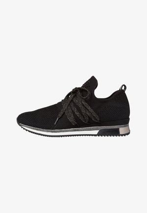 Zwarte gebreide lage sneaker met een gestructureerde stoffen bovenkant, dikke veters, witte rand aan de zool en een metalen accent op de hiel.