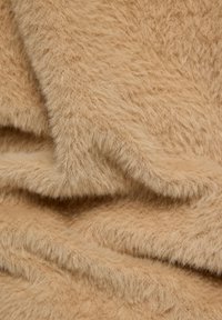 Hellbrauner Kunstpelz mit weicher, flauschiger Textur, dichtem Flor und gleichmäßiger Farbgebung. Geeignet für verschiedene Anwendungen.