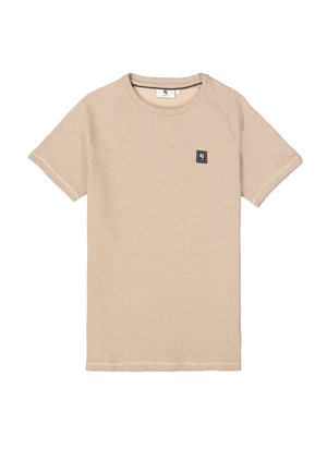 T-shirt beige à manches courtes en tissu texturé avec un col rond et un petit patch logo noir sur la poitrine gauche.