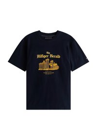 Camiseta de color azul marino con un gráfico amarillo de un horizonte de ciudad y el texto "The Hilfiger Herald" y "Tommy Hilfiger New York City" en el frente.