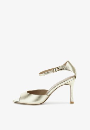 Metalické zlaté sandály na vysokém podpatku s otevřenou špičkou, kotníkovým páskem a sponou, hladkým povrchem a stiletto podpatkem.