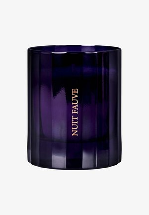 Photophore en verre violet avec un design à godrons, featuring le texte doré "NUIT FAUVE" centré à l'avant. Surface lisse et réfléchissante.