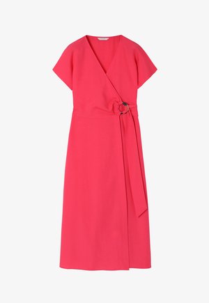 Roze wikkeljurk met korte mouwen, een V-hals en een zijstrik met een ronde ringdetail. Soepele stof met een vloeiende silhoeet.