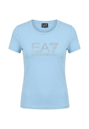 Camicia aderente azzurro chiaro a maniche corte con collo rotondo e scritta logo argento "EA7 Emporio Armani" centrata sul petto.
