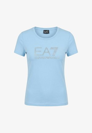 Camicia aderente azzurro chiaro a maniche corte con collo rotondo e scritta logo argento "EA7 Emporio Armani" centrata sul petto.