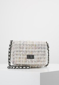 Borsa in tessuto intrecciato bianca e multicolore, con chiusura nera e tracolla a catena nera. Forma rettangolare con design strutturato.