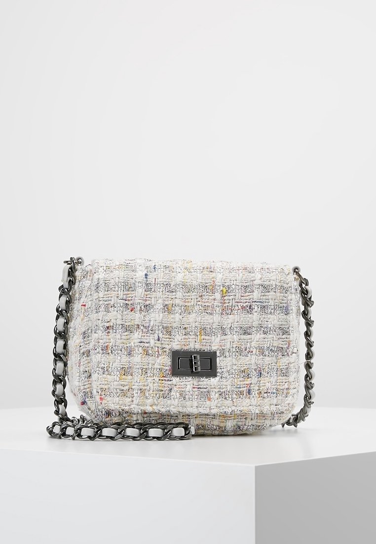 Borsa in tessuto intrecciato bianca e multicolore, con chiusura nera e tracolla a catena nera. Forma rettangolare con design strutturato.