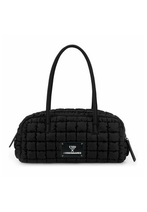 Bolso negro acolchado con dobles asas y una placa rectangular de metal con el logo en la parte delantera que muestra los nombres de las marcas.