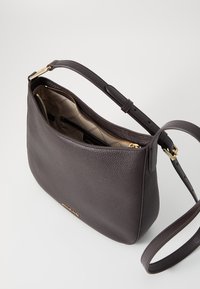 MICHAEL Michael Kors KENSINGTON XBODY - Skuldertasker - chocolate