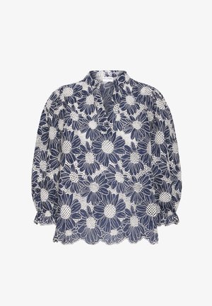 Tmavomodrá blúzka s bielym kvetinovým čipkovým vzorom, má výstrih do V, nafúknuté rukávy a okraje s vlnitým lemom. Ľahká, priesvitná látka.