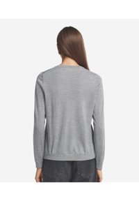 Szary sweter z długim rękawem, okrągły dekolt, fakturowane wykończenie, prążkowane mankiety i dół, dopasowany krój, gładki materiał z delikatnym połyskiem.