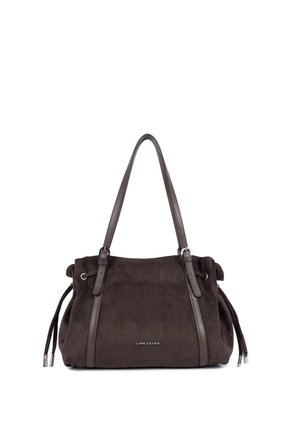 Sac à bandoulière en daim marron foncé avec deux bandoulières en cuir, côtés à cordon et petit logo en métal argenté au centre devant.
