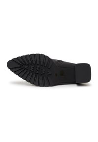 Semelle de botte noire avec des crampons profonds, un talon bloc, et un design présentant des motifs en forme de "V" et de "W" sur la semelle extérieure.