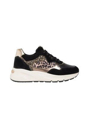 Scarpa sportiva nera con dettagli in suede e accenti metallici dorati, decorazione a stampa leopardata, suola spessa bianca e lacci neri.