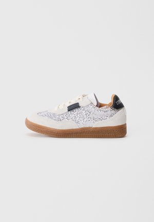 Lave sneakers med hvit paljettstoff, beige semsket skinn, gummi såle, hvite snører og svart hæltab med hvit søm.