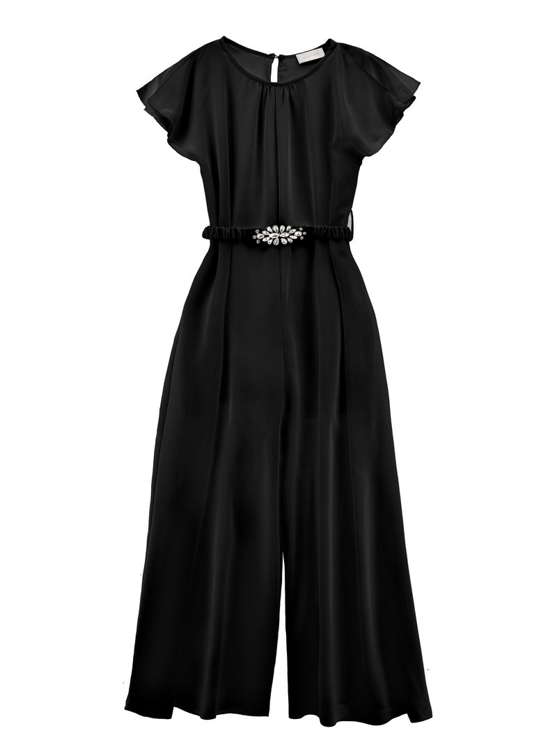 Mono de satén negro con mangas cortas con volantes, espalda con abertura tipo ojal y cintura fruncida con un cinturón adornado con joyas. Diseño de pierna acampanada.
