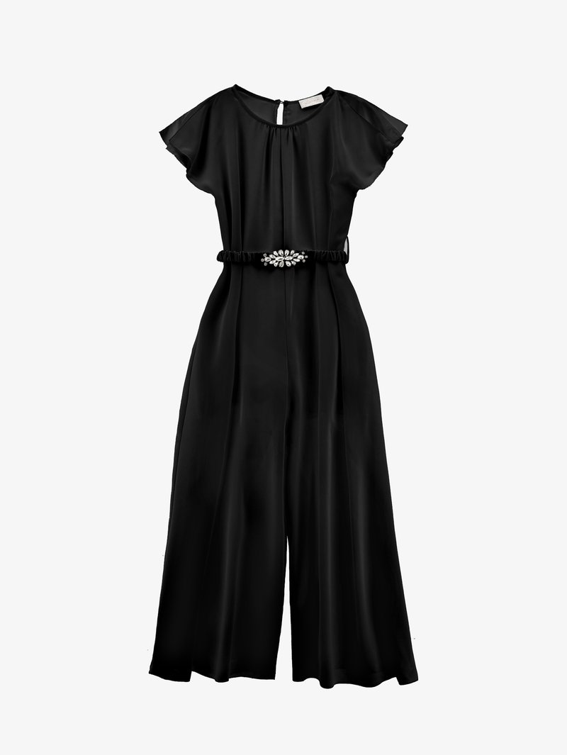 Μαύρη σατέν φόρμα με κοντά φρουφρού μανίκια, πίσω άνοιγμα σε σχήμα κλειδώματος και συγκεντρωμένη μέση με ζώνη διακοσμημένη με πολύτιμους λίθους. Σχέδιο με φαρδιά πόδια.