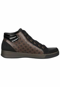 Baskets montantes noires avec un motif circulaire marron, lacets noirs, détails noirs brillants et semelle en caoutchouc marron.