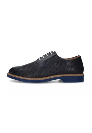 Scarpe in pelle nera forata con punta arrotondata, lacci grigio chiaro, cuciture color tan e suola in gomma blu.