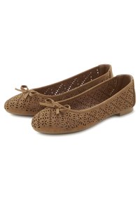 Braune Wildleder-Ballettschuhe mit durchbrochener Gestaltung, kleinem Schleifchen am Zehenbereich und flachen Sohlen für Komfort. Offene Seiten für Atmungsaktivität.