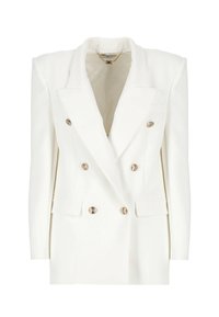 Blazer bianco a doppio petto con rever appuntiti, bottoni dorati e tasche basse. Tessuto liscio con spalle strutturate e vestibilità su misura.