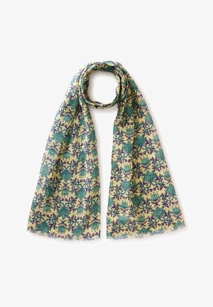 Jasnożółty szal z turkusowo-fioletowymi kwiatowymi wzorami, luźno owinięty z postrzępionymi krawędziami.