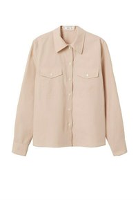 Chemise boutonnée beige clair avec un col pointu, des manches longues, deux poches poitrine et un ourlet droit. Texture de tissu douce.