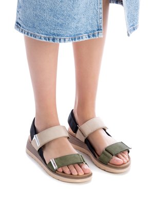 Sandalias de cuña - kakhi