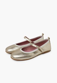 Ballerine in pelle dorata con punta arrotondata, bordo bianco e una cinturino regolabile sul collo del piede, dotate di una morbida fodera rosa.