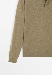 Hellbrauner Strickpullover mit Kragen-Design, V-Ausschnitt und langen Ärmeln, aus einem weichen, strukturierten Stoff.