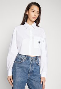Calvin Klein Jeans LABEL CROPPED SHIRT - Blusa - bright white