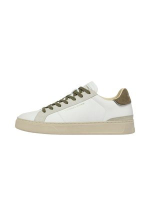 Sneaker bianca basse con suola beige, lacci verde oliva e dettaglio in pelle scamosciata sul tallone, con il marchio "CELINE" sul lato.
