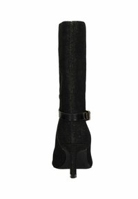 Zwarte laarzen tot de knie van textuurstof, met een spitse neus, slanke stilettohak en een glanzende zwarte gesp rond de enkel.