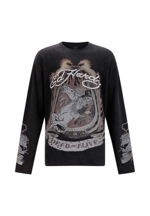 Camiseta negra de manga larga con un intrincado diseño gráfico, que incluye caballos, llamas y el texto "Ed Hardy" y "Muerto o Vivo".