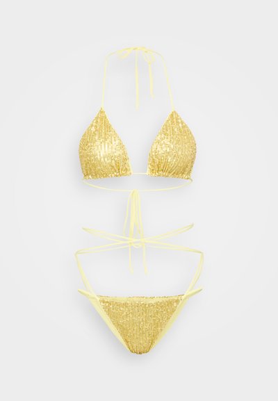 Conjunto de bikini amarillo con lentejuelas que incluye un top triangular y una parte inferior de cobertura mínima, ambos adornados con brillantes lentejuelas reflectantes.