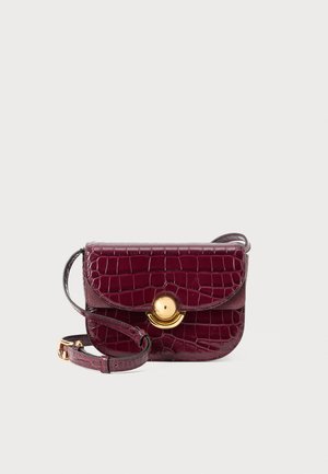 Sac en cuir embossé crocodile bordeaux avec une finition brillante, un rabat arrondi, une fermeture en métal doré et une fine sangle ajustable.