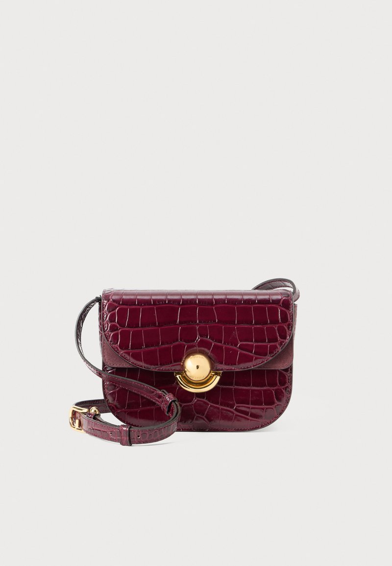 Borsa in pelle bordeaux con stampa cocco e finitura lucida, con patta arrotondata, chiusura in metallo dorato e tracolla sottile regolabile.