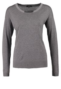 Grauer Langarmpullover aus weichem Strickstoff, mit Rundhalsausschnitt und geripptem Saum sowie Ärmelbündchen. Minimalistisches Design mit dezenten Akzenten.