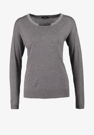 Maglione grigio a maglia con scollatura rotonda, caratterizzato da un bordo testurizzato. Abbinato a jeans aderenti blu scuro e stivali neri alla caviglia.