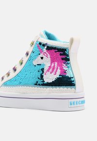Höga sneakers med blå och holografiska paljettdesign som har en enhörningsmotiv, vita accenter och en texturerad, glittrig finish.