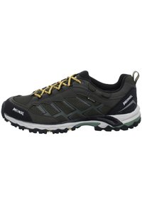 Scarpa da trekking da uomo con tomaia in rete verde scuro, lacci gialli, punta in gomma e suola testurizzata per una maggiore aderenza. Visibile il marchio "Meindl".