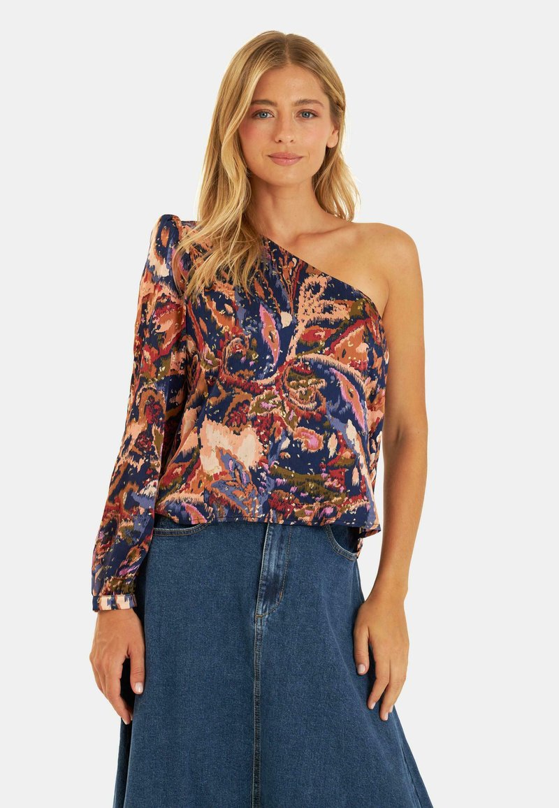 Een top met één schouder in een levendig bloemenpatroon in blauw, roze en oranje, met een losse pasvorm en een lange mouw aan één kant.