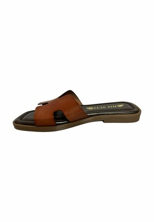 Sandalia de cuero marrón tipo slide con punta abierta y diseño cortado, con una suela plana y una plantilla acolchada negra.